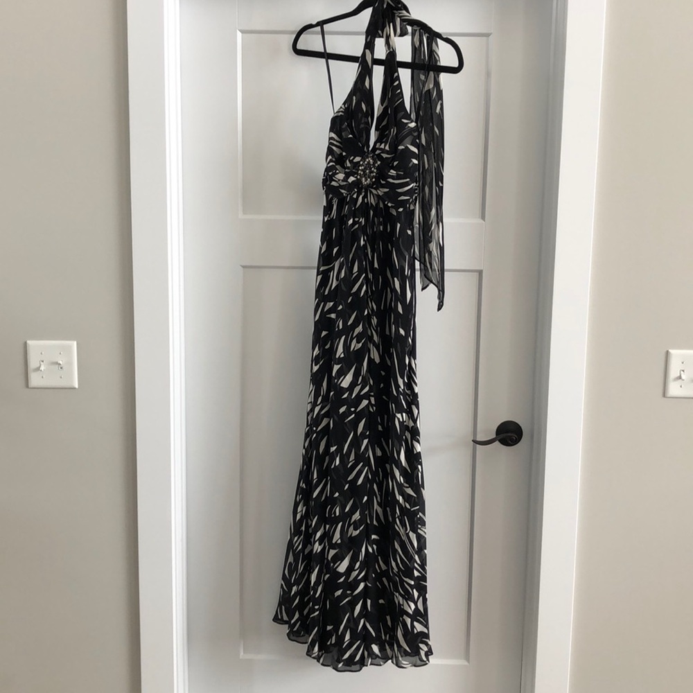 Beautiful Black/White Gown! Very Flattering